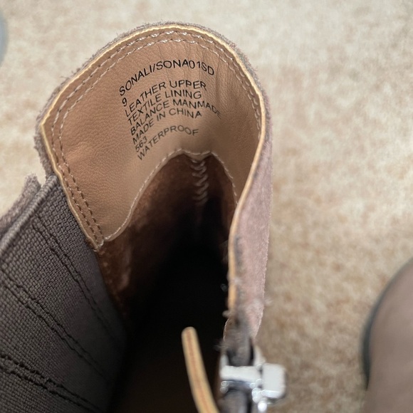 NWOT Blondo Waterproof Suede Taupe Zip Up Boots Size 9 - Picture 8 of 10